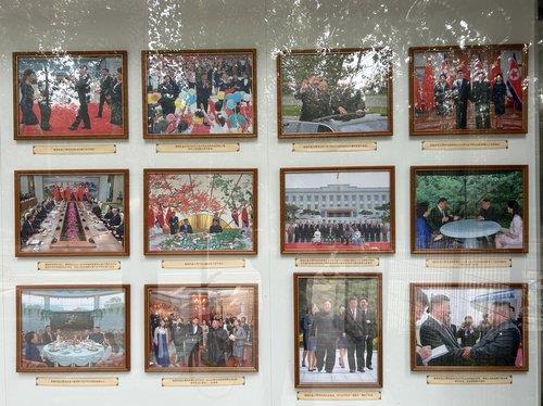 Estas fotografías del líder norcoreano Kim Jong-un y su homólogo chino, Xi Jinping, están publicadas en el cartel de la embajada de Corea del Norte en Beijing el 27 de julio de 2023, con motivo del 70º aniversario del acuerdo de armisticio de la Guerra de Corea. (Yonhap)