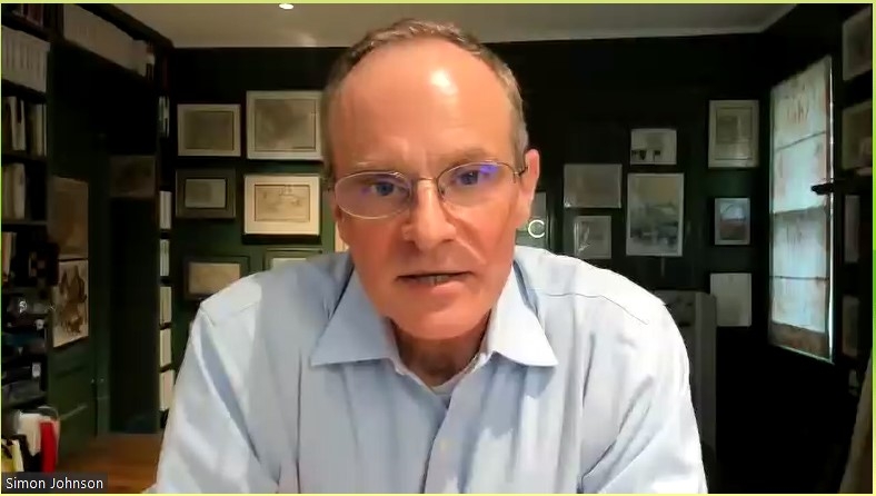 Simon Johnson, profesor del Instituto de Tecnología de Massachusetts (MIT), habla durante una conferencia de prensa en línea el 14 de octubre de 2024 en esta fotografía capturada del evento del MIT. (FOTO NO EN VENTA) (Yonhap)