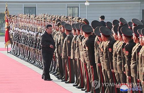 El líder norcoreano Kim Jong-un (sobre la alfombra) inspecciona una guardia de honor durante una visita al Cuartel General del Segundo Cuerpo del Ejército de Corea del Norte el 17 de octubre de 2024, en esta fotografía proporcionada por la Agencia Central de Noticias oficial de Corea del Norte. Kim volvió a subrayar que Corea del Sur es un país extranjero y un país aparentemente hostil, según la agencia de noticias. (Para uso únicamente en la República de Corea. Sin redistribución) (Yonhap)