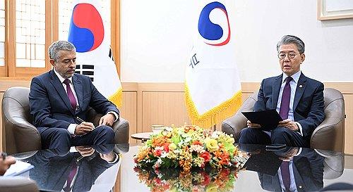 El primer viceministro de Asuntos Exteriores de Corea del Sur, Kim Hong-kyun (derecha), se reúne con el embajador ruso, Georgy Zinoviev, en el Ministerio de Asuntos Exteriores de Seúl el 21 de octubre de 2024, cuando el ministerio lo convocó para expresar su pesar por el despliegue de tropas a gran escala de Corea del Norte en Rusia. en apoyo de la guerra contra Ucrania. (Yonhap)