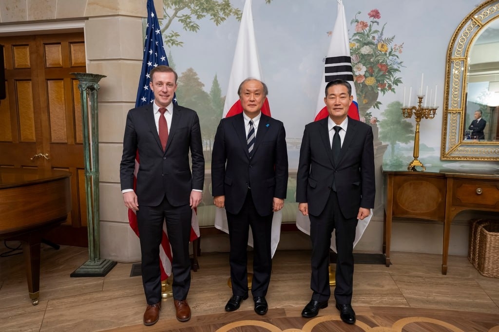 El asesor de seguridad nacional de Corea del Sur, Shin Won-sik (derecha), y sus homólogos estadounidenses y japoneses, Jake Sullivan (izq.) y Takeo Akiba, posan para una fotografía mientras se reúnen para mantener conversaciones a tres bandas en Washington el 26 de octubre de 2024 en este Foto publicada por el gobierno de Corea del Sur. (FOTO NO EN VENTA) (Yonhap)