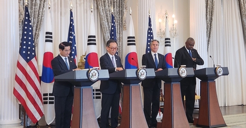 El ministro de Defensa de Corea del Sur, Kim Yong-hyun, el ministro de Relaciones Exteriores, Cho Tae-yul, el secretario de Estado de Estados Unidos, Antony Blinken, y el secretario de Defensa de Estados Unidos, Lloyd Austin (de izquierda a derecha), asisten a una conferencia de prensa en el Departamento de Estado el 31 de octubre de 2024. ( Yonhap)