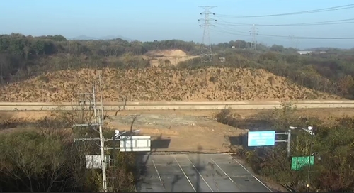 Esta fotografía sin fecha, proporcionada por el Estado Mayor Conjunto el 4 de noviembre de 2024, muestra un montículo de tierra y una trinchera antitanque construida en la Línea Gyeongui. (FOTO NO EN VENTA) (Yonhap)