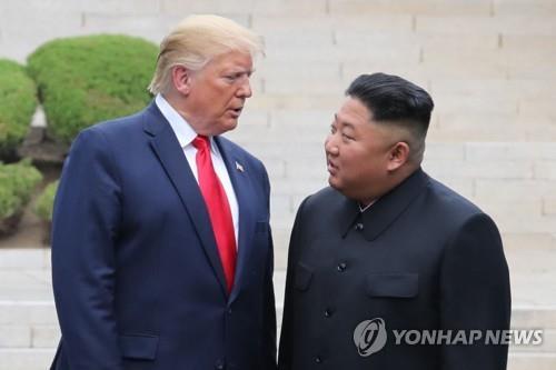 En esta foto de archivo, el presidente estadounidense Donald Trump (izq.) y el líder norcoreano Kim Jong-un se miran durante una reunión en la aldea de tregua de Panmunjom, a lo largo de la frontera intercoreana, el 30 de junio de 2019. (Yonhap)