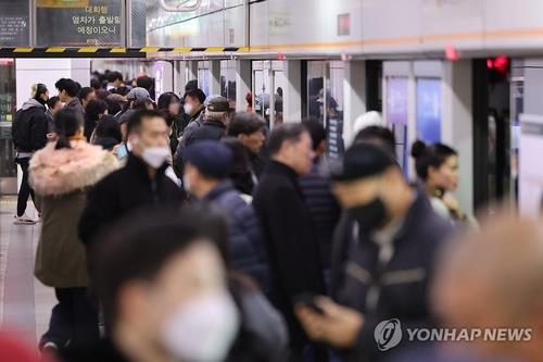 Esta fotografía de archivo sin fecha muestra a personas esperando el metro. (Yonhap)