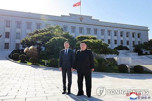 El líder norcoreano Kim Jong-un (derecha) y el ministro ruso de Recursos Naturales y Ecología, Alexander Kozlov, posan para una fotografía publicada por la Agencia Central de Noticias de Corea el 19 de noviembre de 2024. (Para uso exclusivo en la República de Corea. Sin redistribución) (Yonhap) 