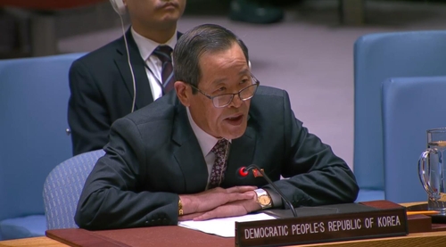 Esta imagen, capturada de la Web TV de la ONU, muestra a Kim Song, representante permanente de Corea del Norte ante la ONU, hablando durante una reunión del Consejo de Seguridad el 27 de noviembre de 2024. (FOTO NO A LA VENTA) (Yonhap)