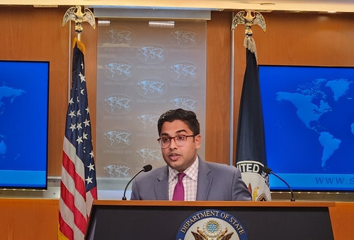 Vedant Patel, portavoz adjunto principal del Departamento de Estado, habla durante una rueda de prensa en el departamento en Washington el 3 de diciembre de 2024. (Yonhap)