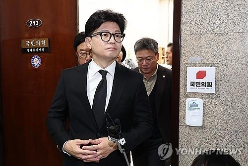 Han Dong-hoon, líder del gobernante Partido del Poder Popular, habla con los periodistas en la Asamblea Nacional en Seúl el 7 de diciembre de 2024. (Yonhap) 