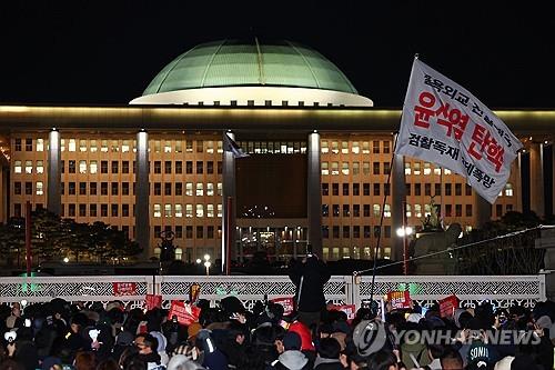 Binlerce kişi 7 Aralık 2024'te Seul'de Başkan Yoon Suk Yeol'a karşı bir miting düzenliyor. (Yonhap)