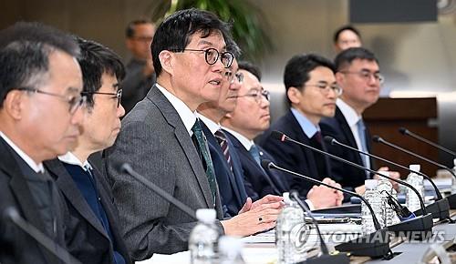 Bank of Korea Gov. Rhee Chang-yong (3rd from L) speaks during a meeting with lawmakers in Seoul on Dec. 10, 2024. (Pool photo) (Yonhap)