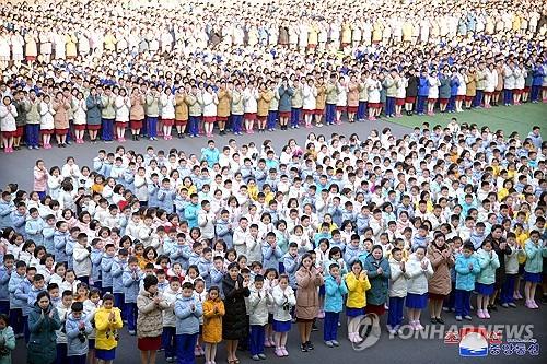 Los residentes norcoreanos que se encuentran en Pyongyang después de ser desplazados por las inundaciones en las regiones del noroeste, incluida la provincia de Phyongan del Norte, celebran una reunión para adoptar cartas de agradecimiento que se enviarán al líder Kim Jong-un, en esta fotografía publicada por la Agencia Central de Noticias de Corea el diciembre. 20 de 2024. (Para uso exclusivo en la República de Corea. Sin redistribución) (Yonhap). 