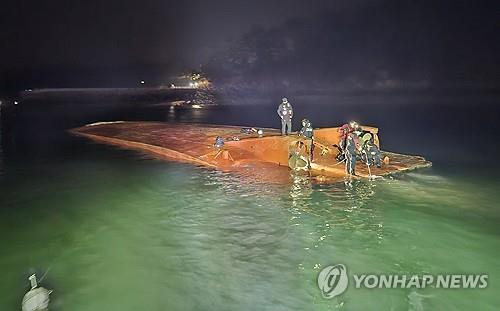 Los funcionarios de la Guardia Costera realizan una búsqueda nocturna en aguas frente a Seosan, a unos 100 kilómetros al suroeste de Seúl, el 30 de diciembre de 2024, después de que un ferry volcara dejando dos rescatados y cinco desaparecidos, en esta fotografía proporcionada por la Guardia Costera de Taean. (FOTO NO EN VENTA) (Yonhap)