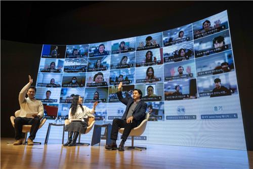 This photo provided by Hyundai Motor shows the company's CEO Jose Munoz(R) waving to employees during a town hall meeting held at its R&D center in Namyang, 40 kilometers south of Seoul, on Feb. 20, 2025. (PHOTO NOT FOR SALE)(Yonhap)