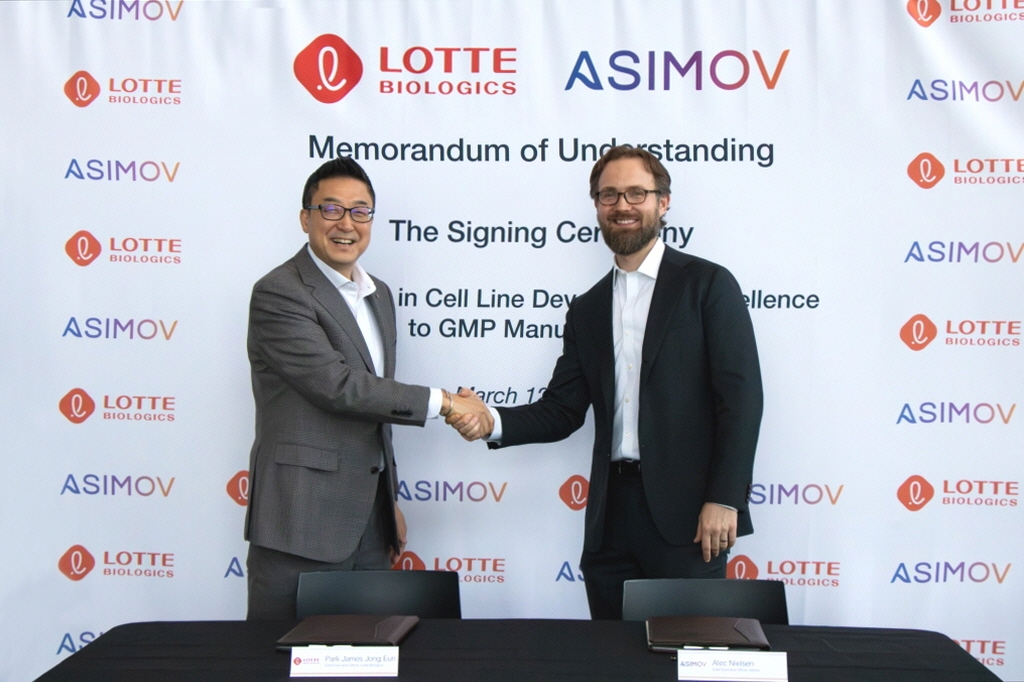 This photo provided by Lotte Biologics shows the South Korean biotech firm's CEO James Park (L) shaking hands with Asimov co-founder and CEO Alec Nielsen after signing an MOU for partnership in contract pharmaceutical manufacturing at the U.S. firm's headquarters in Boston on March 12, 2025. (PHOTO NOT FOR SALE) (Yonhap)