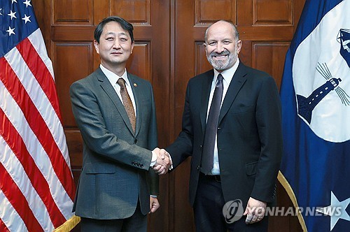 Industry Minister Ahn Duk-geun (L) poses with U.S. Secretary of Commerce Howard Lutnick during their talks at the U.S. Department of Commerce in Washington on Feb. 27, 2025, in this file photo provided by Ahn's office. (PHOTO NOT FOR SALE) (Yonhap)