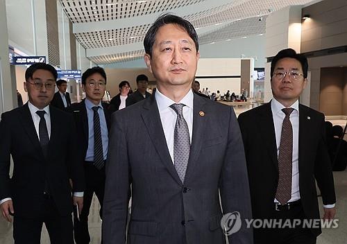 Industry Minister Ahn Duk-geun (C) moves, along with ministry officials, at Incheon airport, west of Seoul, on April 23, 2025, before his departure for Washington to meet senior U.S. officials for high-level trade talks on the U.S.' new tariff scheme. (Yonhap)