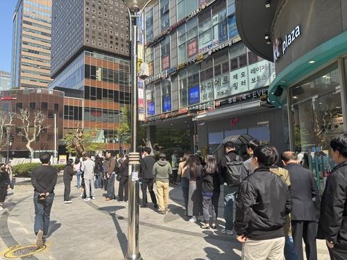 People line up outside an SK Telecom store in Seoul to exchange their universal subscriber identity module (USIM) cards on April 28, 2025. (Yonhap)