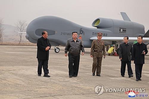 Bức ảnh này, được Hãng thông tấn Trung ương Triều Tiên công bố ngày 27 tháng 3 năm 2025, cho thấy nhà lãnh đạo Triều Tiên Kim Jong-un (thứ 2 từ trái sang) đang kiểm tra một dự án nghiên cứu khoa học quốc phòng từ ngày 25 đến 26 tháng 3 năm 2025. (Chỉ sử dụng tại Hàn Quốc. Không được phân phối lại) (Yonhap) Bức ảnh này, được Hãng thông tấn Trung ương Triều Tiên công bố ngày 27 tháng 3 năm 2025, cho thấy nhà lãnh đạo Triều Tiên Kim Jong-un (thứ 2 từ trái sang) đang kiểm tra một dự án nghiên cứu khoa học quốc phòng từ ngày 25 đến 26 tháng 3 năm 2025. (Chỉ sử dụng tại Hàn Quốc. Không được phân phối lại) (Yonhap)