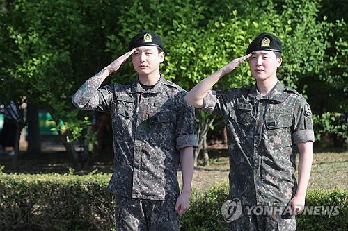 BTS' Jungkook (L) and Jimin salute the crowd upon arriving at a public sports facility in Yeoncheon, some 60 kilometers north of Seoul, for a brief ceremony to mark their discharge from the South Korean military. (Yonhap)