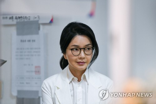 Former first lady Kim Keon Hee, wife of ousted President Yoon Suk Yeol, waits in line to vote at a polling station in southern Seoul on June 3, 2025. (Pool photo) (Yonhap)