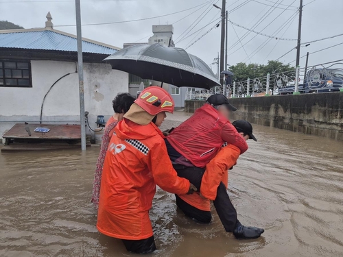  2 dead, over 1,300 evacuated as torrential rains hit central, southern regions
