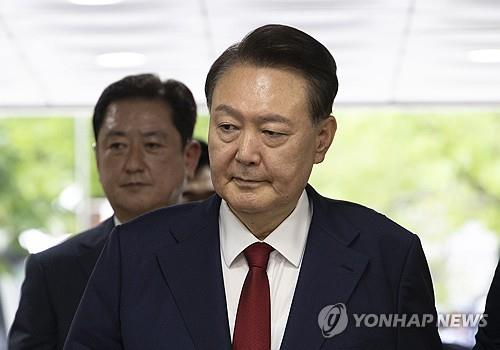  Ex-President Yoon appears for hearing on legality of his arrest