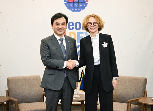 (LEAD) S. Korea's defense chief holds talks with officials from NATO, Saudi Arabia
