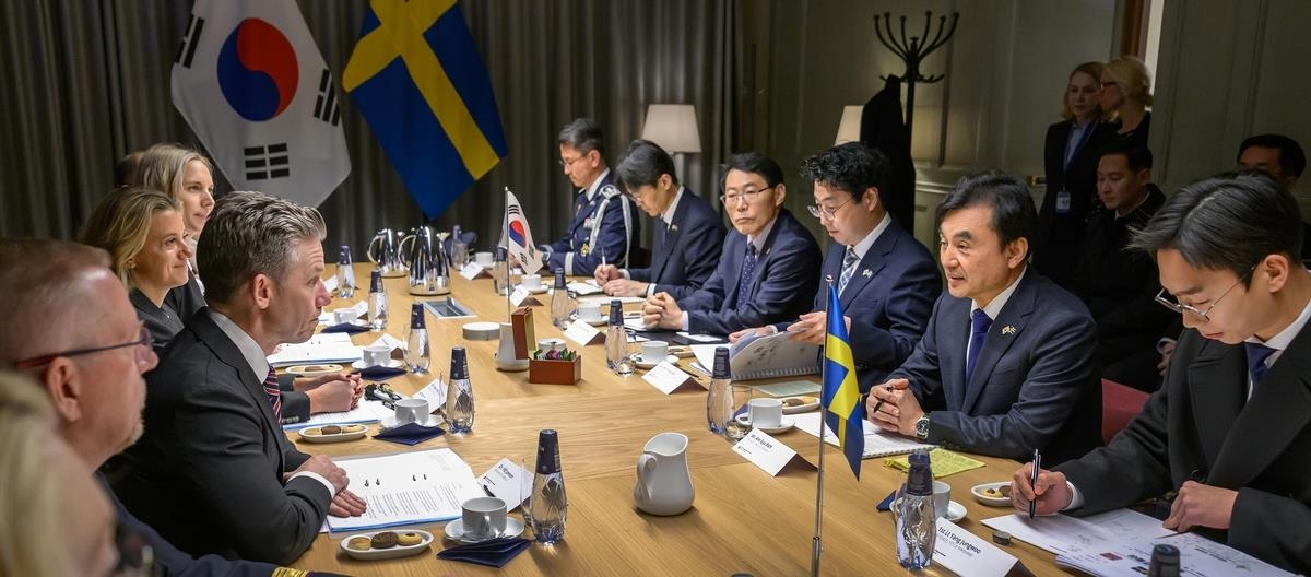 Defense chiefs of S. Korea, Sweden discuss defense, arms cooperation