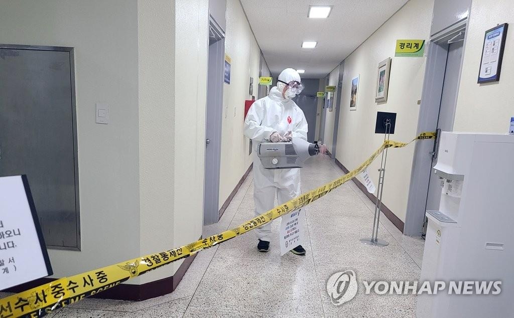 Un officiel sanitaire mène une opération de désinfection dans un commissariat de police situé à Gwangju, le vendredi 22 mai 2020, après qu'un suspect a montré des symptômes de Covid-19.