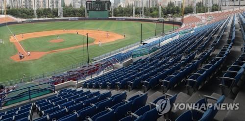 Le 74e Championnat national de baseball des lycées a été lancé sans spectateurs au stade de Mokdong, à Séoul, le jeudi 11 juin 2020, sur fond de pandémie de nouveau coronavirus (Covid-19).