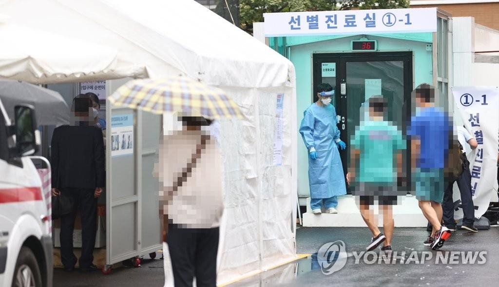 Des gens attendent de se faire dépister dans un centre de dépistage à Séoul, le jeudi 27 août 2020.