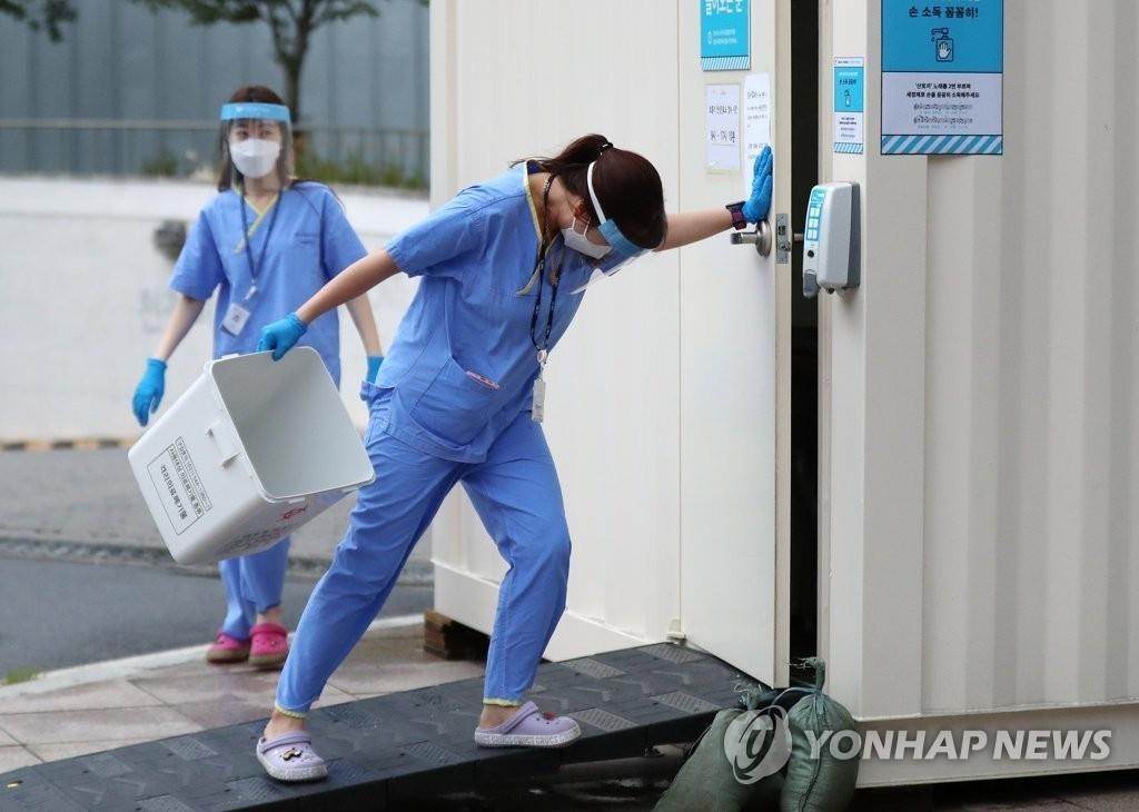 Un membre du personnel médical se prépare à travailler dans un centre de dépistage à Séoul, le jeudi 27 août 2020.