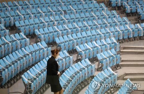Un match de volley-ball entre l'Industrial Bank of Korea (IBK) et Korea Expressway se déroule sans spectateurs dans un stade intérieur situé à Gimcheon, dans la province du Gyeongsang du Nord, en raison des mesures de distanciation sociale renforcées afin de prévenir la propagation du nouveau coronavirus (Covid-19).