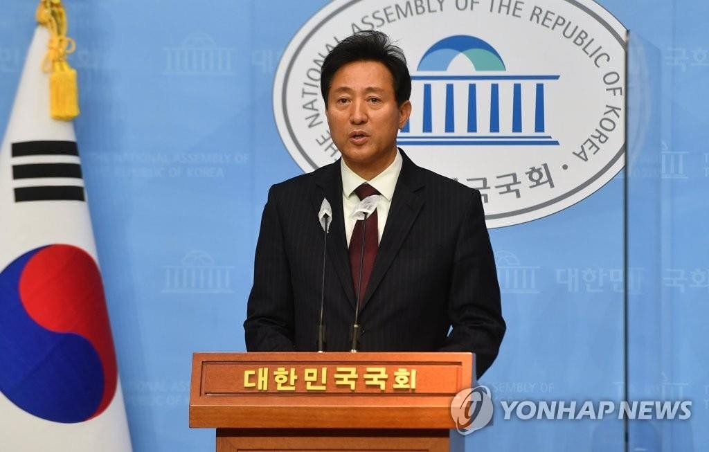 Oh Se-hoon, candidat du Parti du pouvoir du peuple pour l'élection partielle pour la mairie de Séoul, appelle son rival Ahn Cheol-soo du Parti du peuple à affirmer sa position sur les moyens d'unifier leurs candidatures lors d'une conférence de presse à l'Assemblée nationale le 19 mars 2021. 