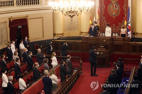 Le président sud-coréen Moon Jae-in arrive au Sénat espagnol à Madrid pour prononcer un discours, le 16 juin 2021.