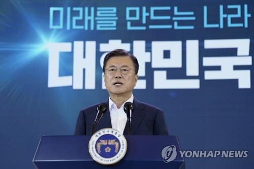 Le président Moon Jae-in prend la parole lors de la quatrième réunion stratégique sur le New Deal à la coréenne, le mercredi 14 juillet 2021, à Cheong Wa Dae. 