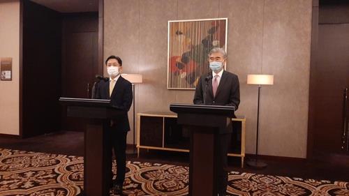 Le représentant spécial des Etats-Unis pour la Corée du Nord, Sung Kim (à droite), et son homologue sud-coréen Noh Kyu-duk rencontrent la presse après leurs entretiens à Jakarta, le 30 septembre 2021.