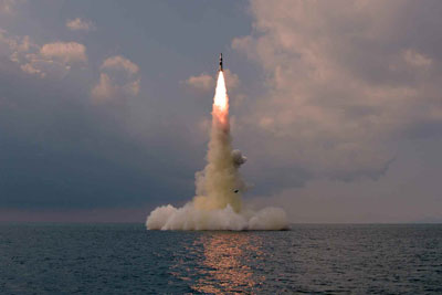 L'Agence centrale de presse nord-coréenne (KCNA) a confirmé le mercredi 20 octobre 2021 que la Corée du Nord a effectué la veille un tir d'essai d'un nouveau type de missile mer-sol balistique stratégique (MSBS) depuis un sous-marin. (Utilisation en Corée du Sud uniquement et redistribution interdite)