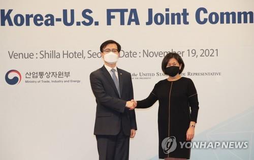 Le ministre du Commerce, Yeo Han-koo, serre la main de la représentante américaine au commerce (USTR), Katherine Tai, lors d'une réunion du comité conjoint de l'accord de libre-échange (ALE) Corée-Etats-Unis le vendredi 19 novembre 2021 à l'hôtel Shilla, à Séoul.