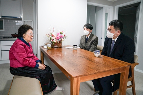 Esclavage sexuel : le vice-ministre Choi Jong-kun rencontre la victime Lee Yong-soo