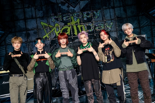 Xdinary Heroes pose lors d'une présentation médiatique en ligne à l'occasion de la sortie de son premier single «Happy Death Day» le 6 décembre. (Photo fournie par JYP Entertainment. Archivage et revente interdits)