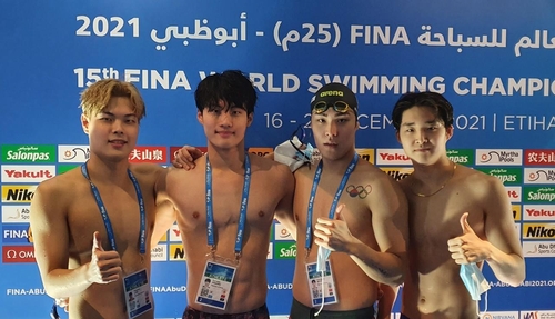 Les nageurs qui ont battu le record national du relais 4x50m posent pour une séance photos. De g. à dr. : Lee Ho-joon, Hwang Sun-woo, Won Young-jun et Kim Woo-min. (Photo fournie par la Fédération coréenne de natation) 