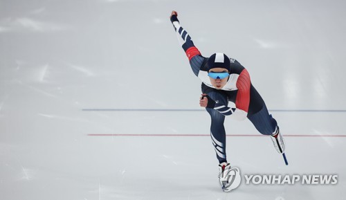 Le patineur de vitesse de l'équipe nationale sud-coréenne, Cha Min-kyu, accélère à l'épreuve du 500m hommes des Jeux olympiques d'hiver de Pékin, le samedi 12 février 2022. Cha a remporté la médaille d'argent dans cette discipline avec un chrono de 34''39. 