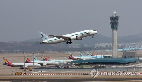 Un avion décolle de l'aéroport international d'Incheon, le 5 avril 2022, à Incheon, à l'ouest de Séoul. (Yonhap)