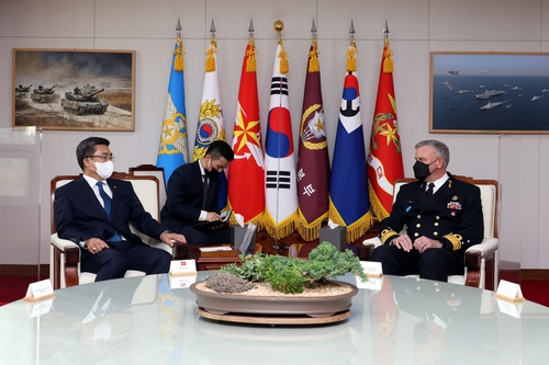 (LEAD) Le ministre de la Défense et le chef du JCS reçoivent un amiral de l'Otan