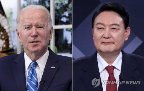 Ces photos montrent le président élu Yoon Suk-yeol (à g.) et le président américain Joe Biden. (Photo d'archives Yonhap=EPA. Revente et archivage interdits)