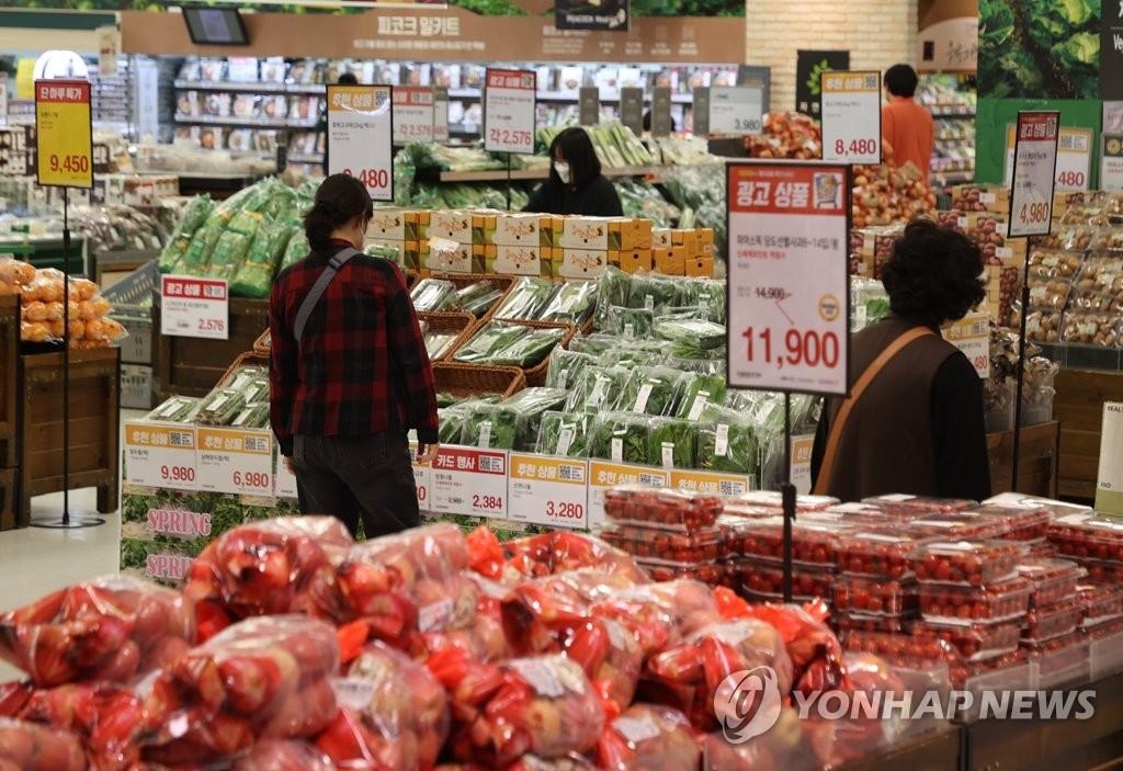 Des clients font des courses dans une grande surface à Séoul le mardi 3 mai 2022. 