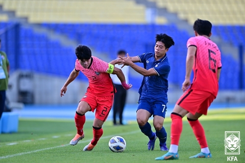 Choi Jun (à g.), capitaine et défenseur de l'équipe de Corée du Sud des moins de 23 ans, cherche à conserver le ballon. (Photo fournie par l'Association coréenne de football, KFA. Revente et archivage interdits)