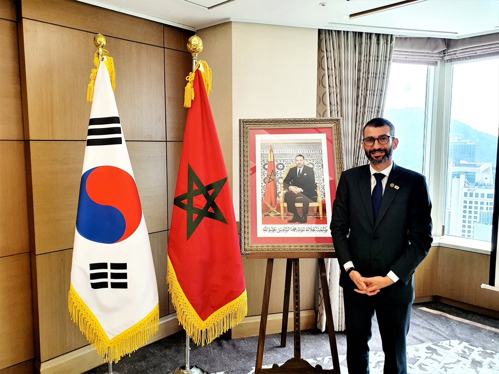 Saber Chbani Idrissi, directeur des investissements de l'Agence marocaine de développement des investissements et des exportations (AMDIE) pose pour l'agence de presse Yonhap au Lotte Hotel Seoul, le lundi 4 juillet 2022.